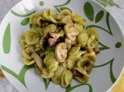 Una foto di pasta zucchine pancetta