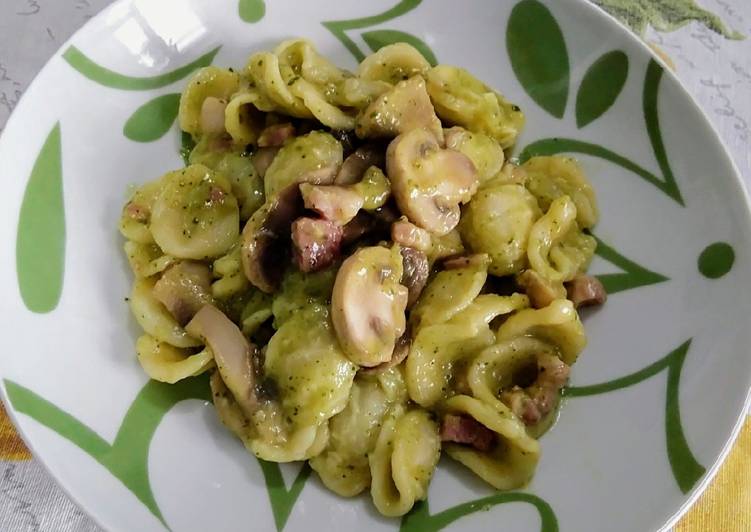 Steps to Prepare Super Quick Homemade Orecchiette con crema di zucchine, pancetta e funghi champignon