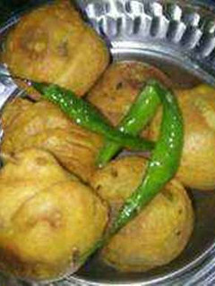 आलूबोंडा रेसिपी मुख्य फोटो