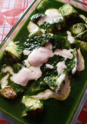 A picture of Palak paneer.