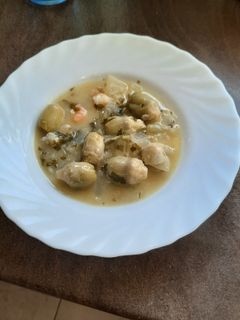 Una foto de Corazones de alcachofa en salsa verde con gambas