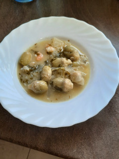Una foto de Corazones de alcachofa en salsa verde con gambas