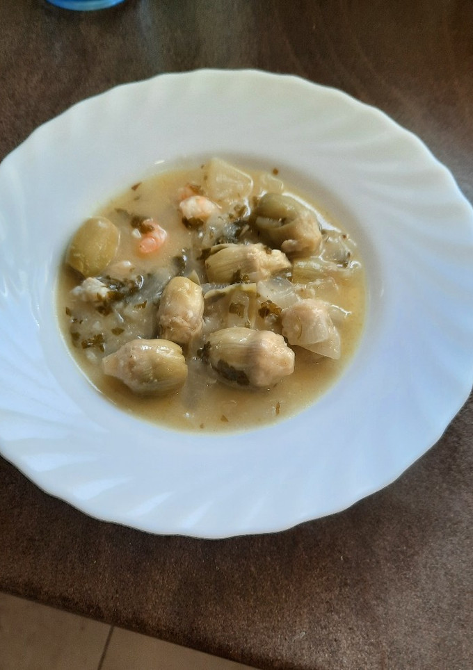Una foto de Corazones de alcachofa en salsa verde con gambas
