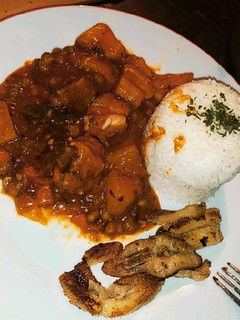 Una foto de Seco de carne, con arroz y guineo frito