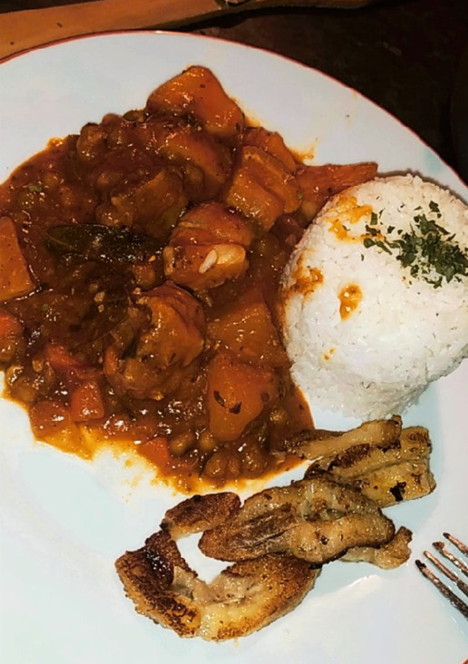 Una foto de Seco de carne, con arroz y guineo frito