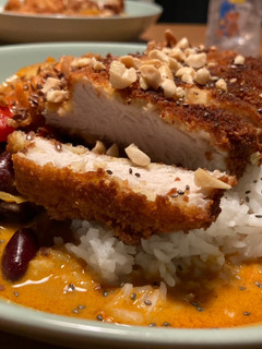 Una foto de Thai curry de vegetales con pavo rebozado y arroz