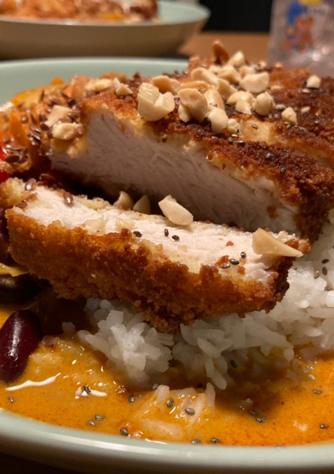Una foto de Thai curry de vegetales con pavo rebozado y arroz