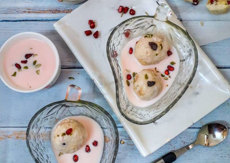 Fruit balls in strawberry custard