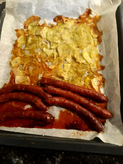 Una foto de Longanizas de potro con patatas al ajo y perejil