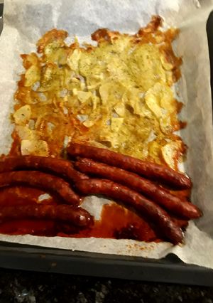 Una foto de Longanizas de potro con patatas al ajo y perejil