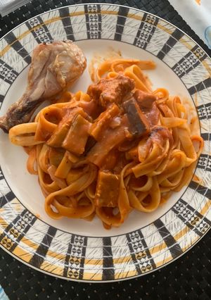 Una foto de Fettuccine con atún y berenjena