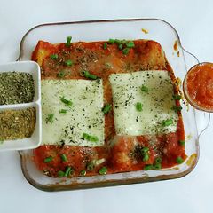 A picture of Oriental tomato sauce & enchiladas in 2 minutes of microwave..