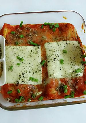 A picture of Oriental tomato sauce & enchiladas in 2 minutes of microwave..