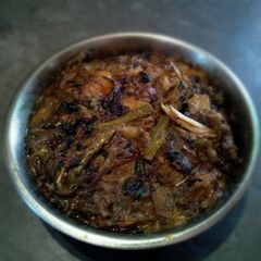A picture of Malabar spinach fish head stir fry.