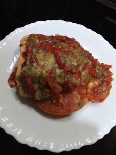 Una foto de Salmón con tomate y escalibada