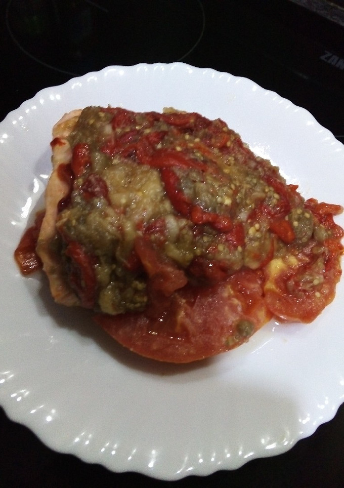Una foto de Salmón con tomate y escalibada
