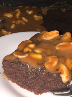 صورة لوصفة كيك شوكولا بالكراميل 🥜 بطعم السنيكرز
