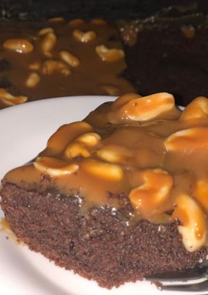 صورة لوصفة كيك شوكولا بالكراميل 🥜 بطعم السنيكرز