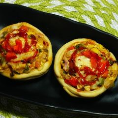 A picture of Pizza nest made by leftover veggies.