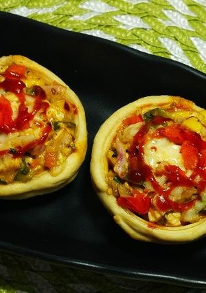 A picture of Pizza nest made by leftover veggies.