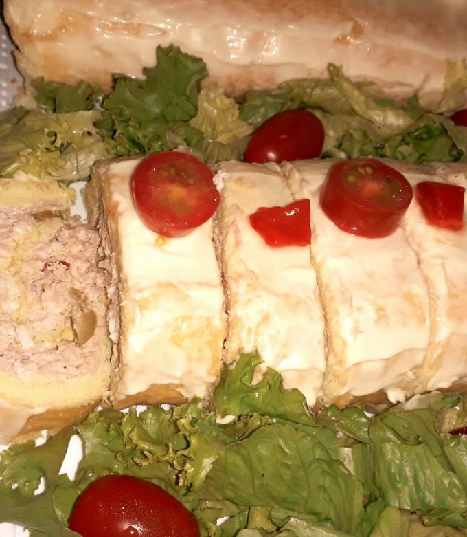 Una foto de Pionono relleno con atún