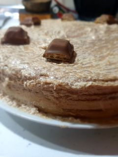 Una foto de Bizcocho con nata y Kinder Bueno