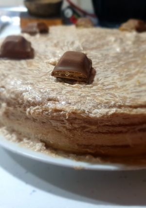 Una foto de Bizcocho con nata y Kinder Bueno