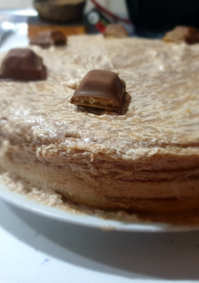 Una foto de Bizcocho con nata y Kinder Bueno