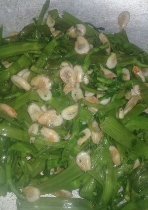 Hình của món Tép rông xào rau ngổ.