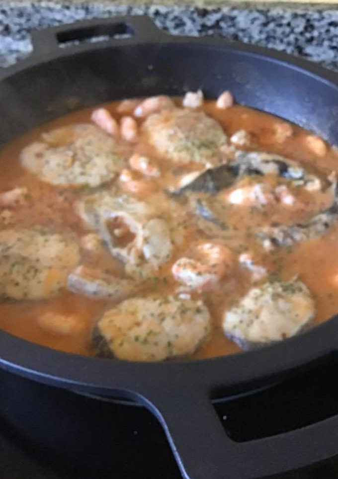 Una foto de Merluza en salsa de langostinos