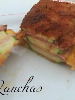 Una foto de Calabacines rebozados rellenos de jamón, queso y beicon de pavo