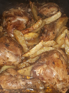 Una foto de Pollo al horno... con papas al horno riquísimos!!!
