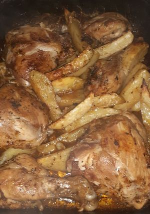 Una foto de Pollo al horno... con papas al horno riquísimos!!!