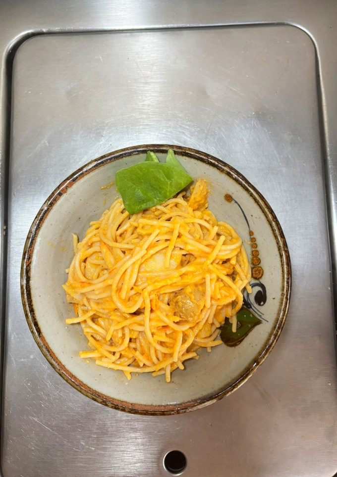 Una foto de Papas con espagueti cremoso