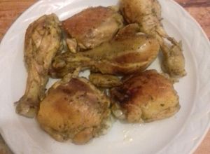 Una foto de Pollo estilo oaxaca. con óregano y ajo