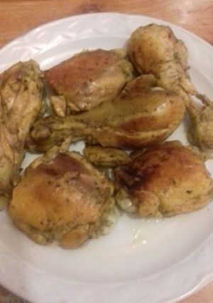 Una foto de Pollo estilo oaxaca. con óregano y ajo