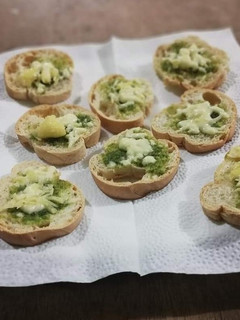 Una foto de Pan con mantequilla de ajo y queso mozzarella