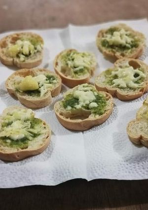 Una foto de Pan con mantequilla de ajo y queso mozzarella