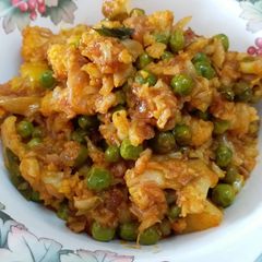 A picture of Green Peas and Cauliflower Sabzi.