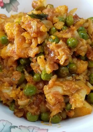 A picture of Green Peas and Cauliflower Sabzi.