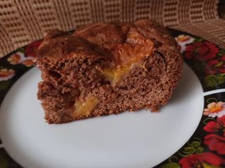 Шоколадна шарлотка з абрикосами і вишнями
