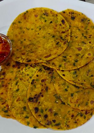 જુવાર આલુ મેથી પરાઠા (Jowar Aloo Methi Paratha Recipe In Gujarati) રેસીપી મુખ્ય ફોટો