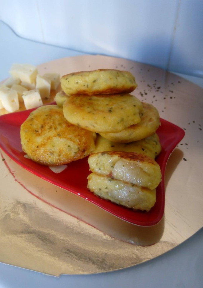 Una foto de Aperitivo de patatas rellenas de queso al gusto