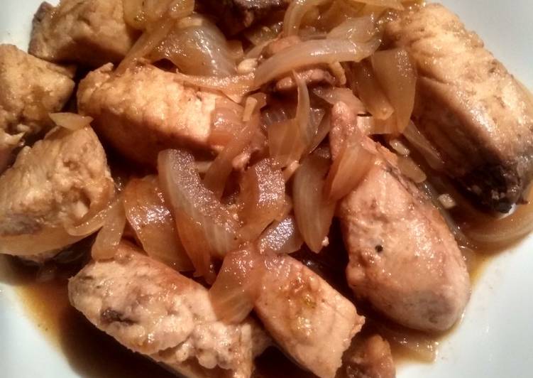 Atún encebollado
