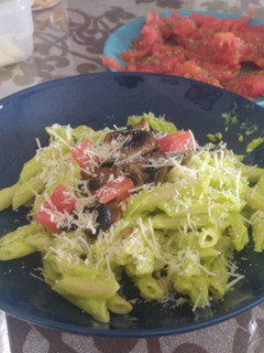 Una foto de Macarrones con aguacate