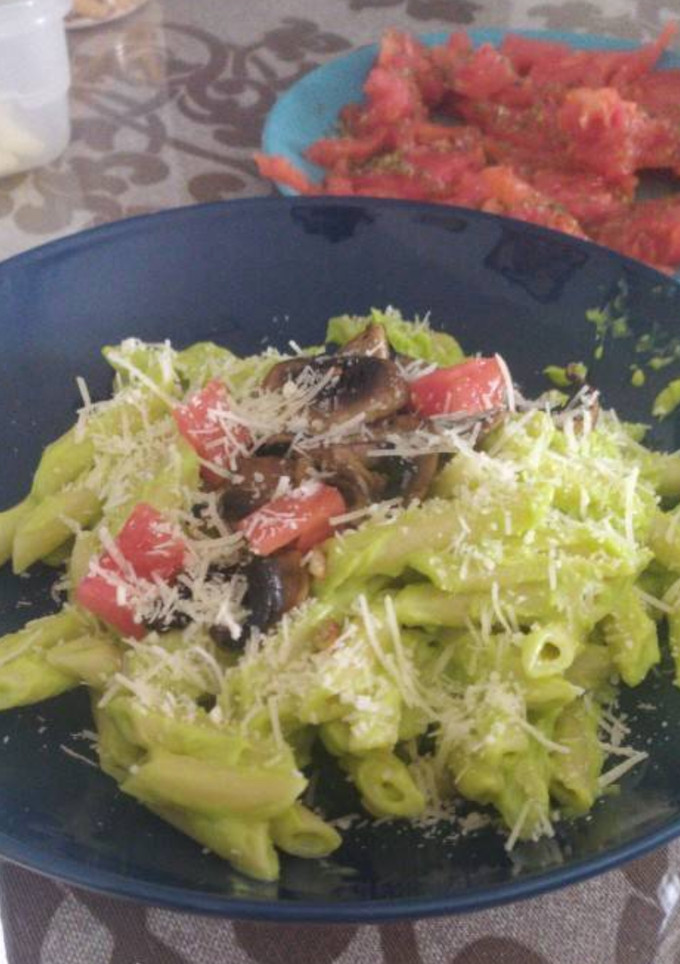 Una foto de Macarrones con aguacate
