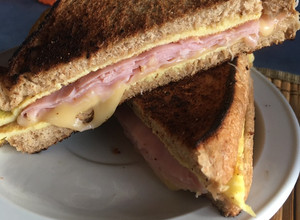 Una foto de Tostado de jamón, huevo y queso ideal para el desayuno o merienda