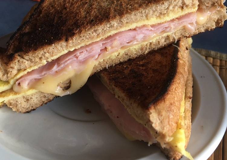 Tostado de jamón, huevo y queso ideal para el desayuno o