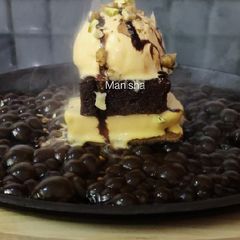 A picture of Sizzling Brownie(Mango ice cream, brownie sizzler).