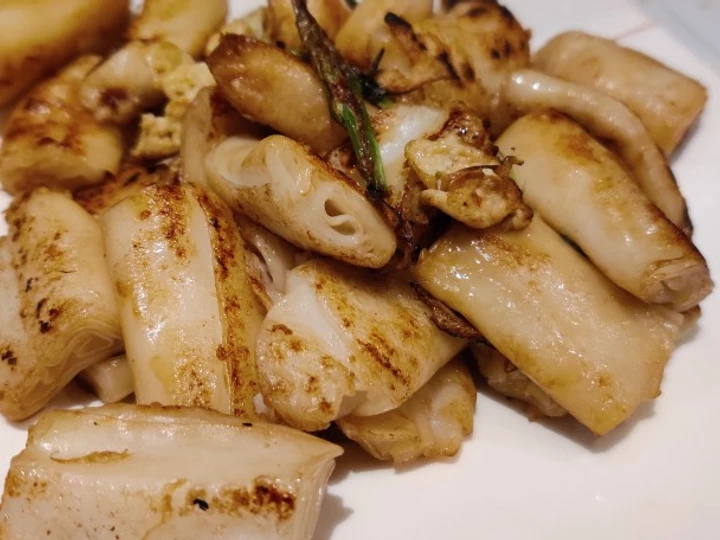 Easy Ways Make Recipes Pan-Fried Rice Noodle Rolls with Eggs (酱油王炒腸粉) the Delicious Make You Drink.